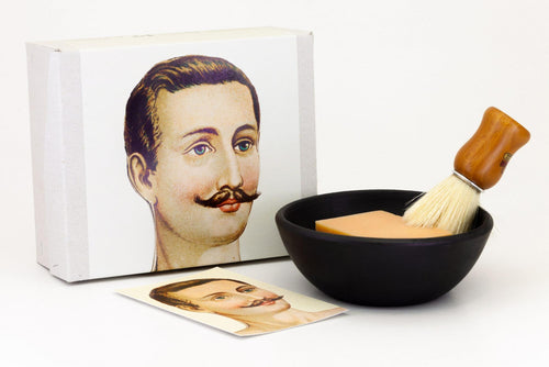 fotografía de jabón para barba con taza y cepillo
