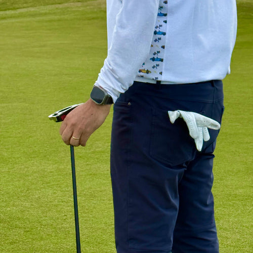 Fotografia de persona en un campo de golf llevando el estampado de cobra