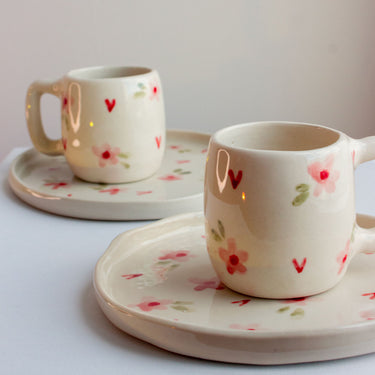 fotografia de dos tazas con estampado de flores