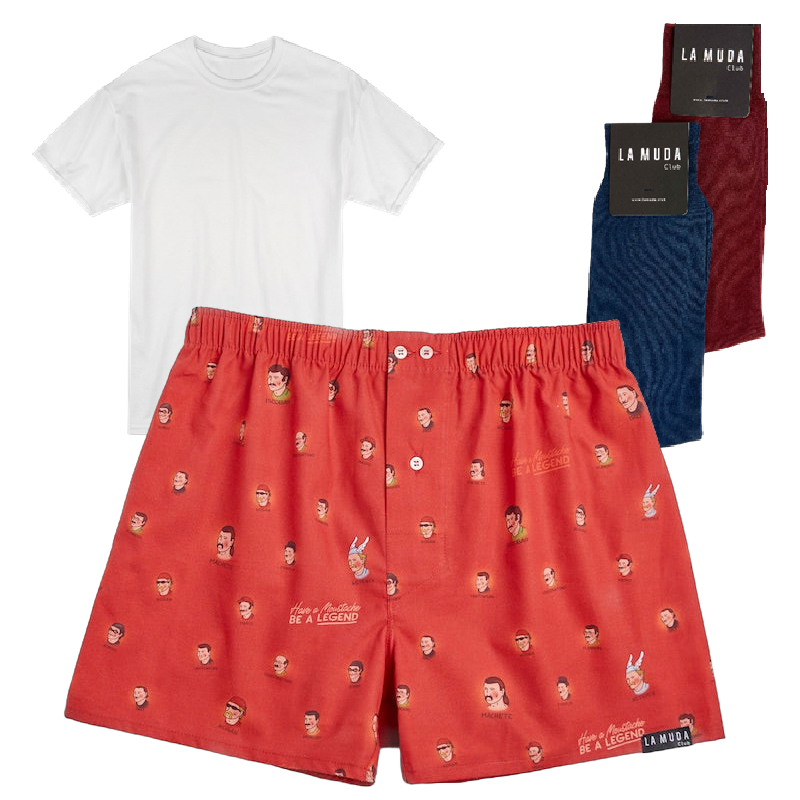 Conjunto de ropa de La Muda Club sobre fondo transparente, incluyendo una camiseta blanca básica, shorts rojos estampados con caras y la frase 'Be a Legend', y dos pares de calcetines, uno azul y otro burdeos, cada uno con su respectiva etiqueta de la marca.