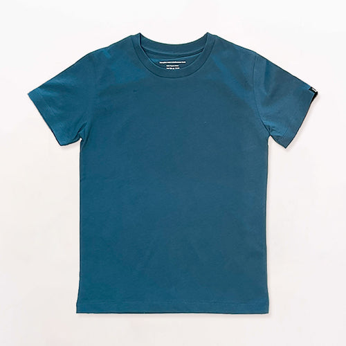 camiseta azul sobre fondo blanco