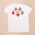 Camiseta blanca con diseño de rombos ilustrados en la parte trasera.