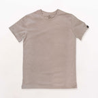 Camiseta color tierra sobre fondo blanco