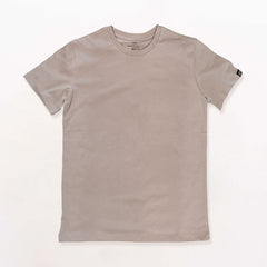Camiseta color tierra sobre fondo blanco