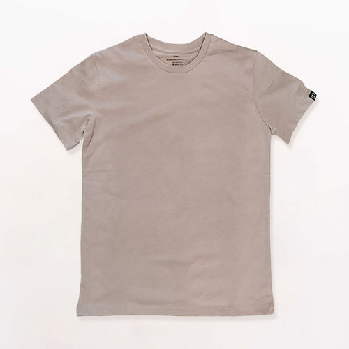 Camiseta color tierra sobre fondo blanco