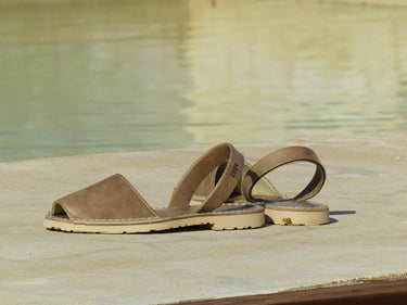 detalle de sandalias a la orilla de piscina