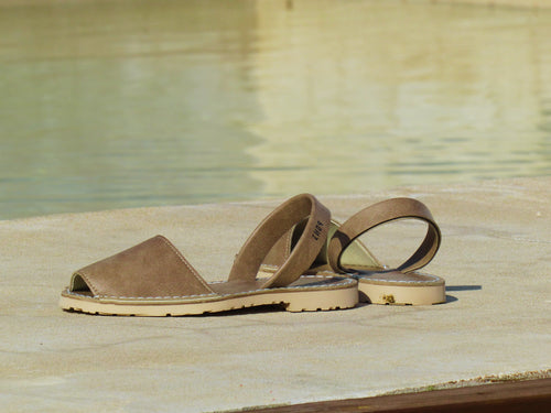 detalle de sandalias a la orilla de piscina