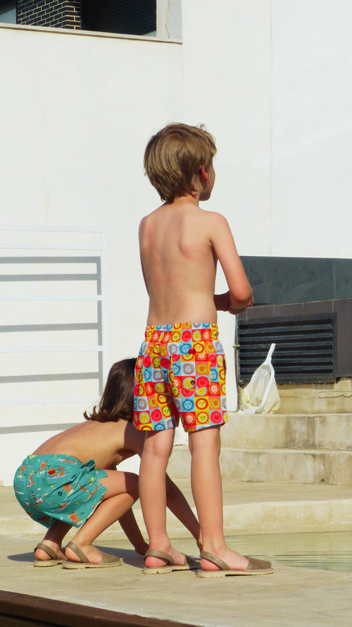 niños con bañadores beaches peaches y sunlight