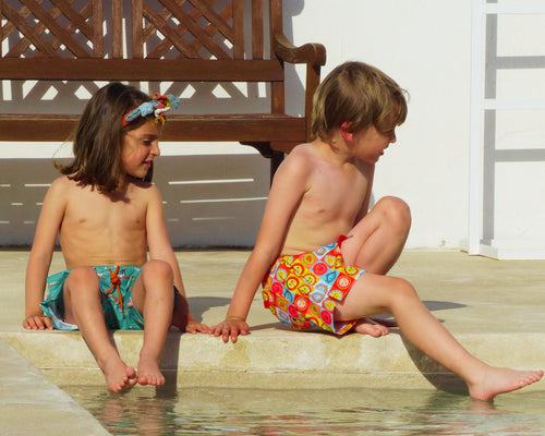 niños con bañadores sunlight y beaches peaches