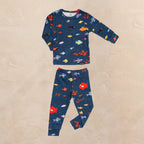 fotografía de pijama de niño de aqua parade sobre fondo blanco