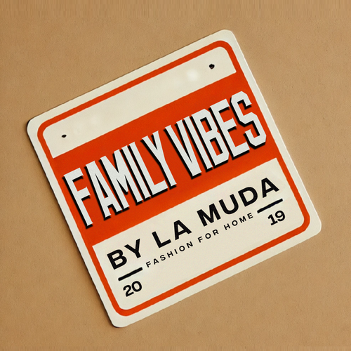 Placa de family vibes de la muda club "moda para estar por casa" 2019