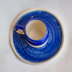 fotografia cenital de taza blanca y azul de ceramica