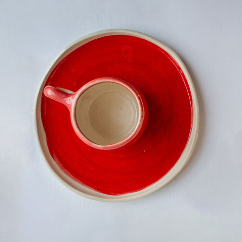 fotografia cenital de taza blanca y roja de ceramica